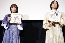似顔絵をプレゼントされた吉田美月喜と河合優実。