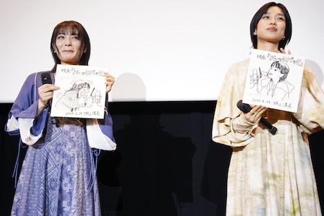 似顔絵をプレゼントされた吉田美月喜と河合優実。