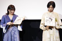 似顔絵をプレゼントされた吉田美月喜と河合優実。