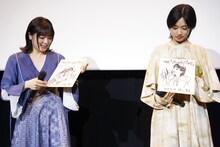似顔絵をプレゼントされた吉田美月喜と河合優実。