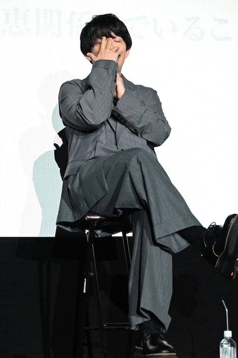 古畑っぽいポーズをする梅田修一朗。