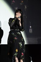 ミッションを見て恥ずかしがる羊宮妃那。