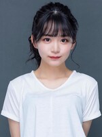 山本亜梨華役の田中梨瑚。