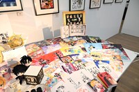 「CLAMP展」で販売されるグッズ。