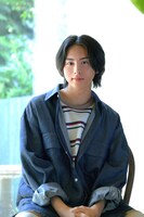 酒井大成扮する石田友也。(c)「三ツ⽮先⽣の計画的な餌付け。」製作委員会・MBS