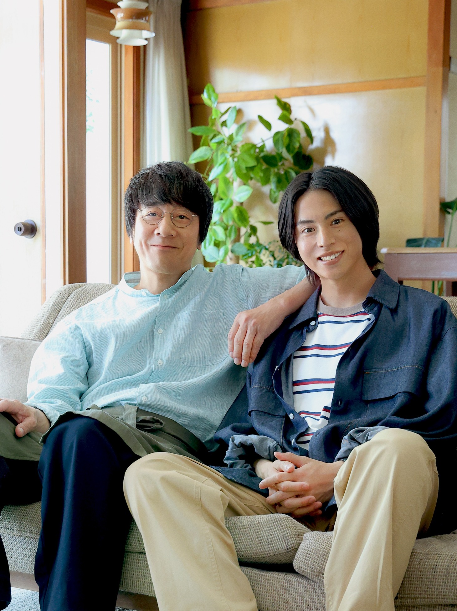 山崎まさよし扮する三ツ矢歩（左）と、酒井大成扮する石田友也（右）。(c)「三ツ⽮先⽣の計画的な餌付け。」製作委員会・MBS