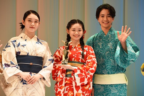 左から高石あかり、鈴川紗由、木戸大聖。
