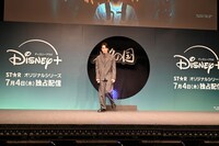 丸の中からステージに現れた登壇者たち。