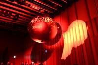 “謎の球体”に見立てた巨大バルーン。