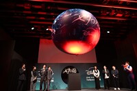 “謎の球体”に見立てた巨大バルーンを見守る登壇者たち。