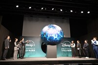 “謎の球体”に見立てた巨大バルーンを見守る登壇者たち。