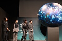 “謎の球体”に見立てた巨大バルーンを見守る登壇者たち。