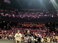 「Anime Expo 2024」の様子。左からワーナー ブラザースジャパンアシスタントプロデューサーの有賀啓亮、現地タレントのGigguk、ワーナー ブラザースジャパン海外マーケティング＆ストラテジーの大谷装子。