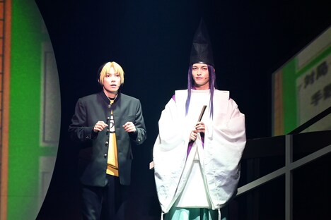 左から小南光司演じる藤原佐為、糸川耀士郎演じる進藤ヒカル。