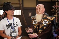ドラマ「磯部磯兵衛物語～浮世はつらいよ～」メイキング写真。左から細川徹監督、加多奈大先生役の西園寺章雄。
