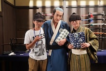 ドラマ「磯部磯兵衛物語～浮世はつらいよ～」オフショット。左から細川徹監督、磯部磯兵衛役の杉野遥亮、中島襄役の鈴木福。