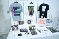 会場で販売されるオリジナルグッズ。 (c)芥見下々／集英社