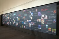 「芥見下々『呪術廻戦』展」エントランスの年表。 (c)芥見下々／集英社