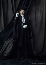 伊藤裕一扮するヨハン・アガレス。