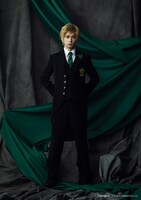 岩崎悠雅扮するエドワード・ミッドフォード。