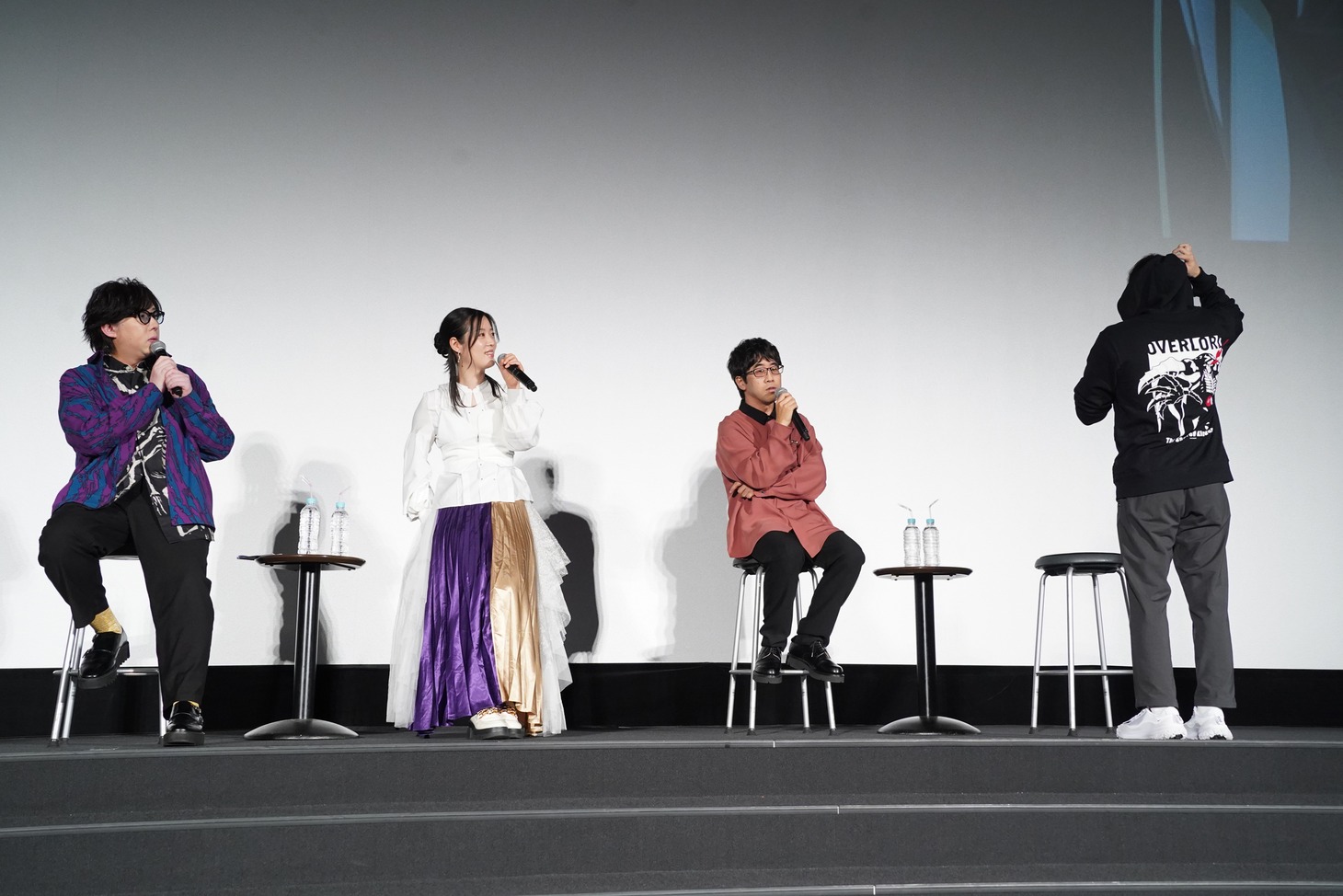 菊島憲文プロデューサーは「オーバーロード展」のビジュアルを使ったパーカーを着用。