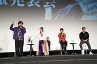 サプライズで冒頭8分の上映が行われることを、アインズのボイスで伝える日野聡（左）。