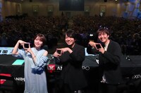 「Anime Expo 2024」のTVアニメ「アオのハコ」パネルイベントに出席した鬼頭明里（左）、千葉翔也（中央）、「アオのハコ」担当編集者・村越周氏。