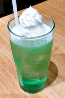 作中で登場するメロンソーダが再現された「メロンソーダの特製ココナッツアイス入り。トッピングはホイップクリームとエルダーフラワーシロップ」。