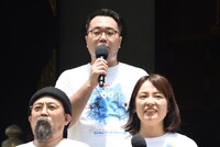 近藤慶一プロデューサー（中央）