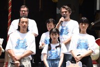 後列左からエマニュエル＝アラン・レイナールプロデューサー、ピエール・ボサロンプロデューサー。