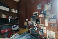 映画「ブルーピリオド」より、八虎が美術を始める前の部屋の様子。