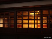 明かりのついた和室。