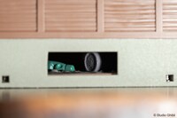 小トトロを追いかけてメイが覗き込んだ家の床下にあるラムネ瓶まで再現された。