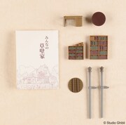 付属の小物と、建物の解説が書かれた小冊子。