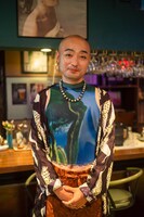 宇野祥平扮するシゲ。  (c)「三ツ矢先生の計画的な餌付け。」製作委員会・MBS