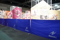 「キャラクターフォーカスエリア」は、バレーボールの会場で使用される間仕切りで順路が作られている。