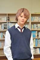 こたつ扮する大輝。