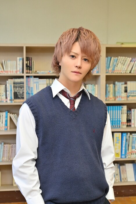 こたつ扮する大輝。