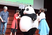 玄馬パンダの着ぐるみの面倒を見る林原めぐみと日高のり子。