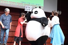 玄馬パンダの着ぐるみの面倒を見る林原めぐみと日高のり子。