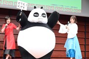 玄馬パンダの着ぐるみの面倒を見る林原めぐみと日高のり子。