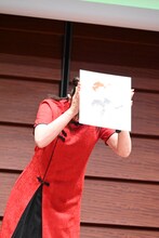 高橋留美子からの色紙を手にする林原めぐみ。