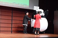 玄馬パンダの着ぐるみと一緒にステージを去る、山口勝平と林原めぐみ。