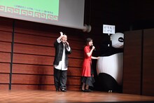 玄馬パンダの着ぐるみと一緒にステージを去る、山口勝平と林原めぐみ。