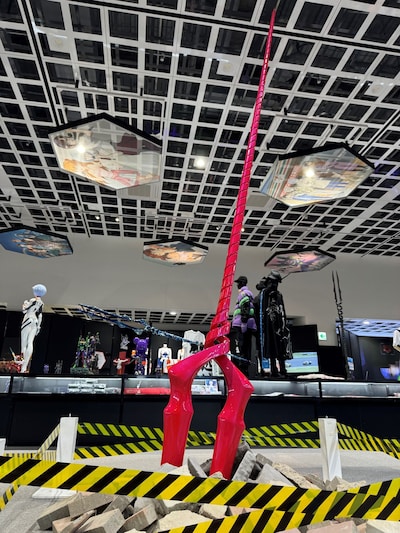 「エヴァンゲリオン大博覧会」青森会場より、「特大ロンギヌスの槍」。