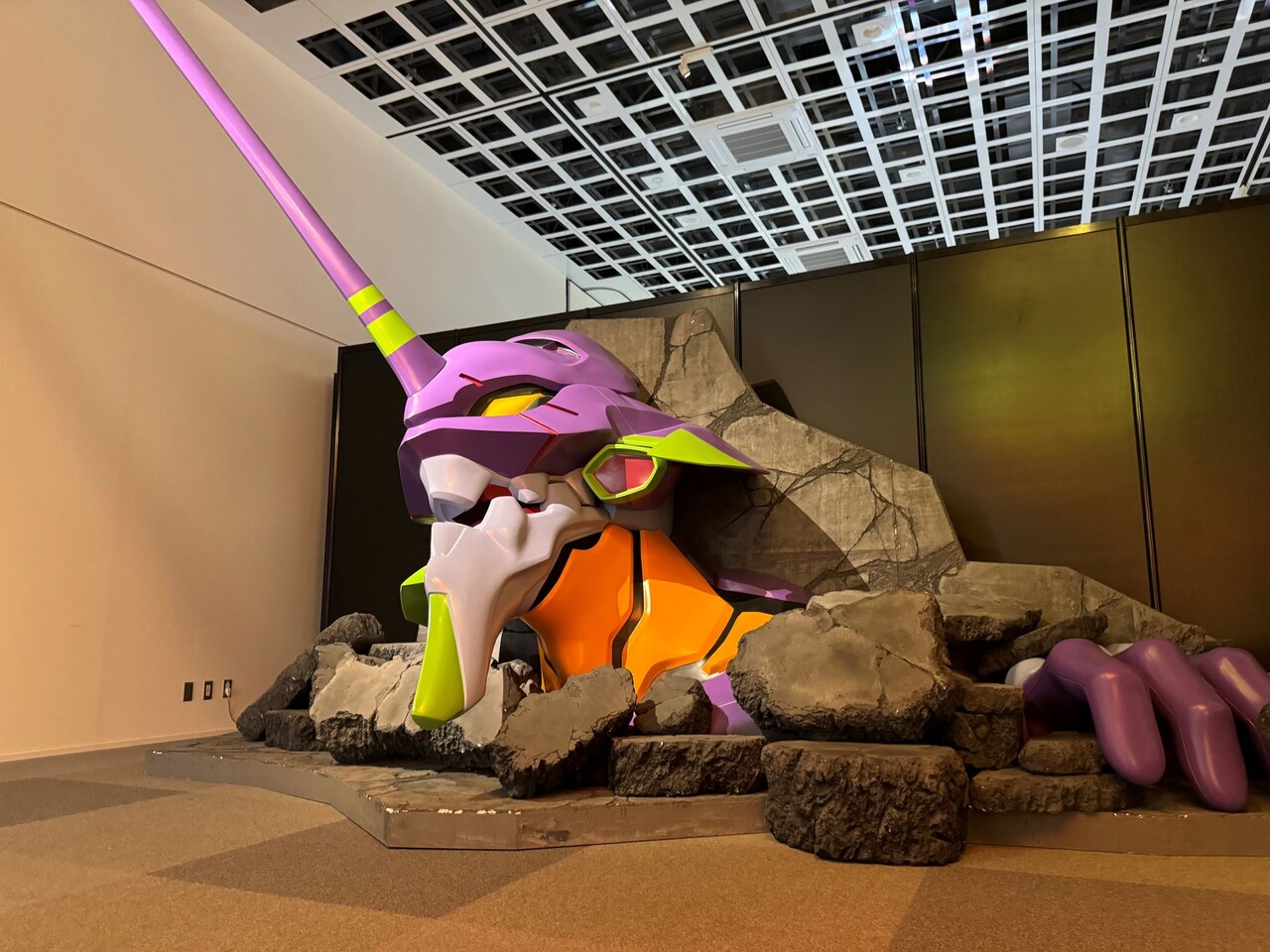 「エヴァンゲリオン大博覧会」青森会場より、「巨大な初号機」。