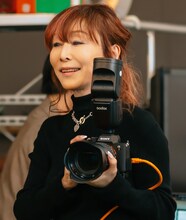 杏子演じるカメラマン。