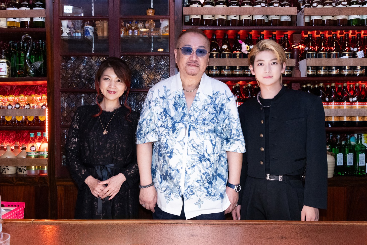 左から伊集院紅子役の飯島直子、夏原武、伊集院翔役の高橋文哉。