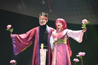 「ミュージカル『暁のヨナ』」公開ゲネプロより。明音亜弥演じるヨナと、ヨナの父・イル王とのシーン。