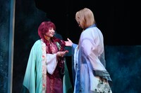 「ミュージカル『暁のヨナ』」公開ゲネプロより。明音亜弥演じるヨナと、良知真次演じるスウォン。